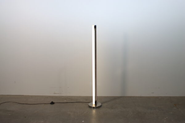 モダン・シルバー・フロアライト｜AC250400270